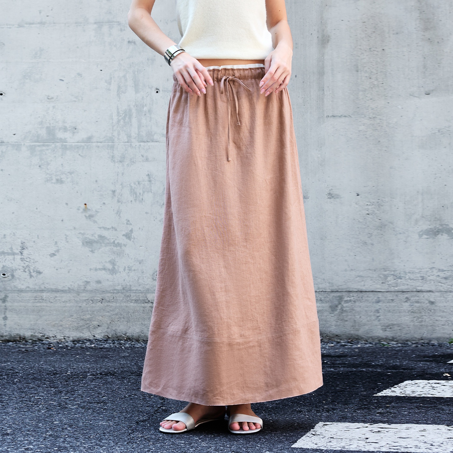 Rok in Old Money-stijl met hoge, losse, rechte vorm, lente/zomer, linnen rok met elastische taille en middellange A-lijn._voghion.com