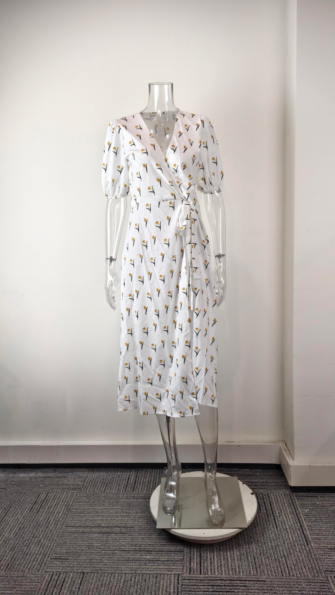 Elegant blommig klänning med v-ringning och puffärmar för plus size_voghion.com