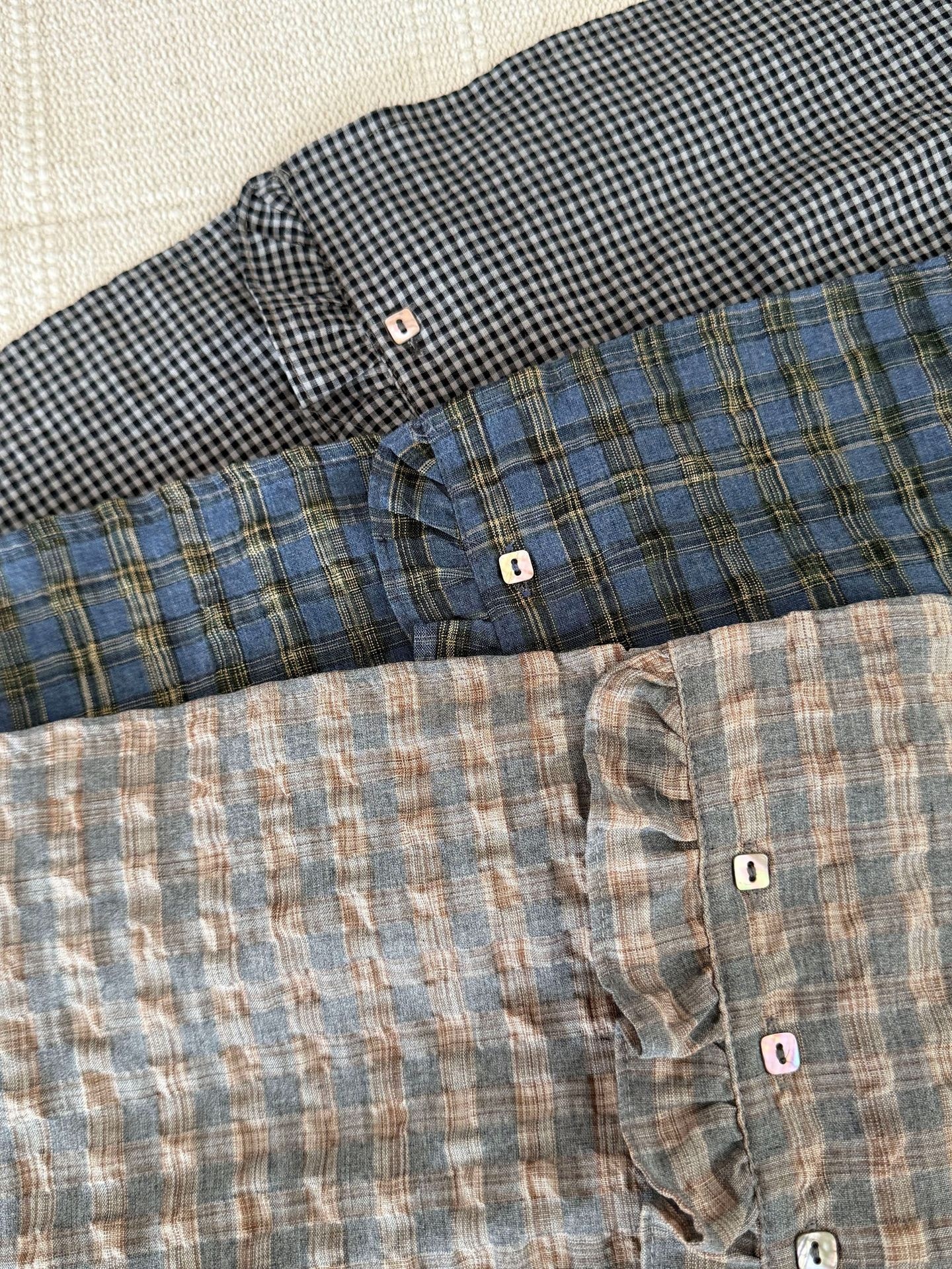 Camicia donna a quadri con scollo a v larga volant e pieghe_voghion.com