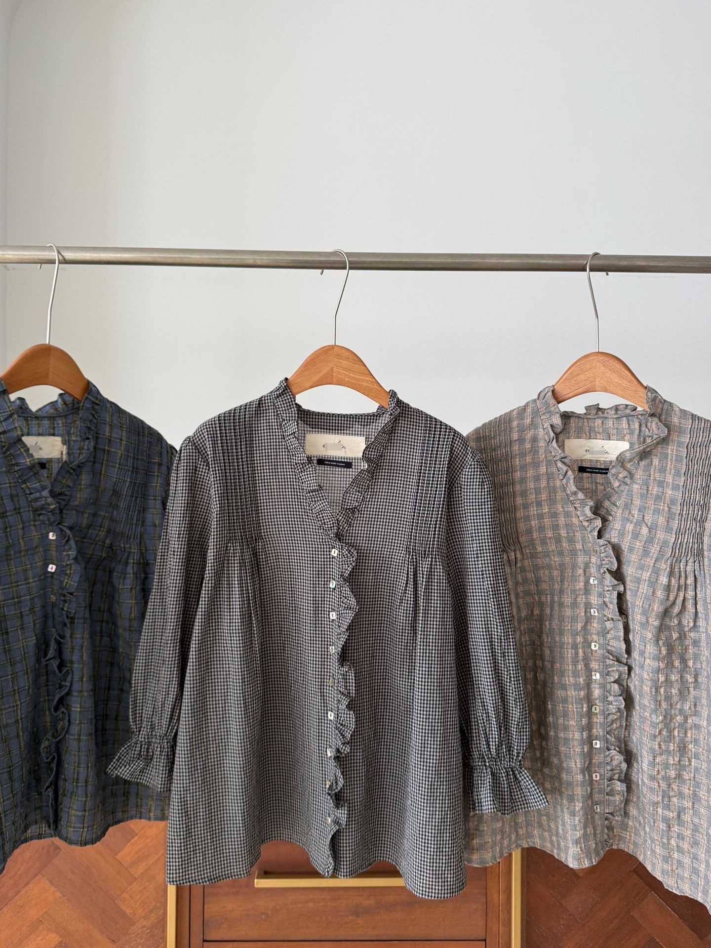 Camicia donna a quadri con scollo a v larga volant e pieghe_voghion.com