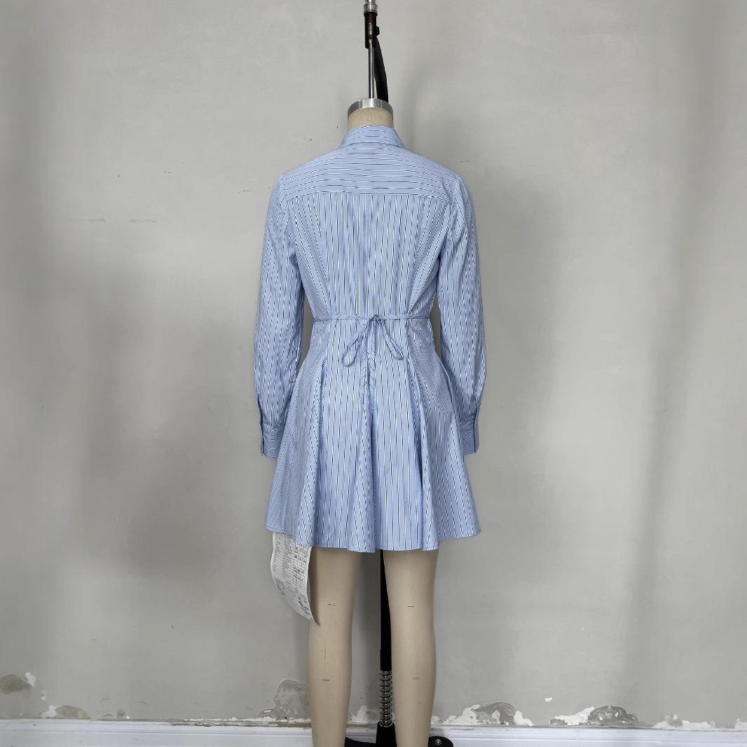 Design di bottoni in stile europeo e americano, maniche a tre quarti abbinate a gonna corta plissettata, transfrontaliero_voghion.com