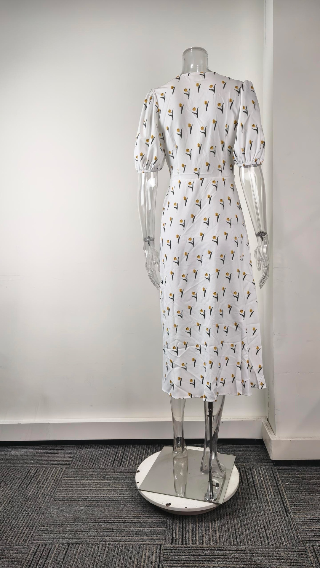 Elegant blommig klänning med v-ringning och puffärmar för plus size_voghion.com