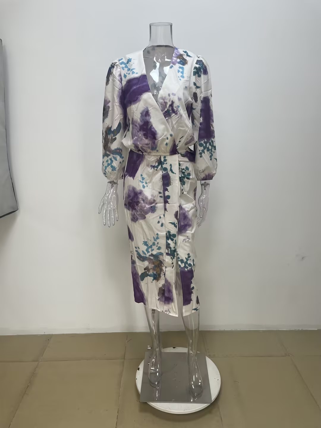 Elegant damklänning med v-hals och tryck långärmad midi_voghion.com