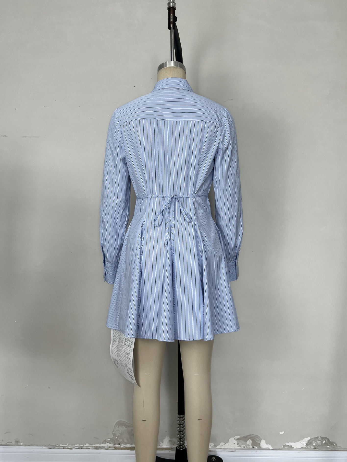 Abito donna moda con dettagli bottoni e maniche tre quarti_voghion.com