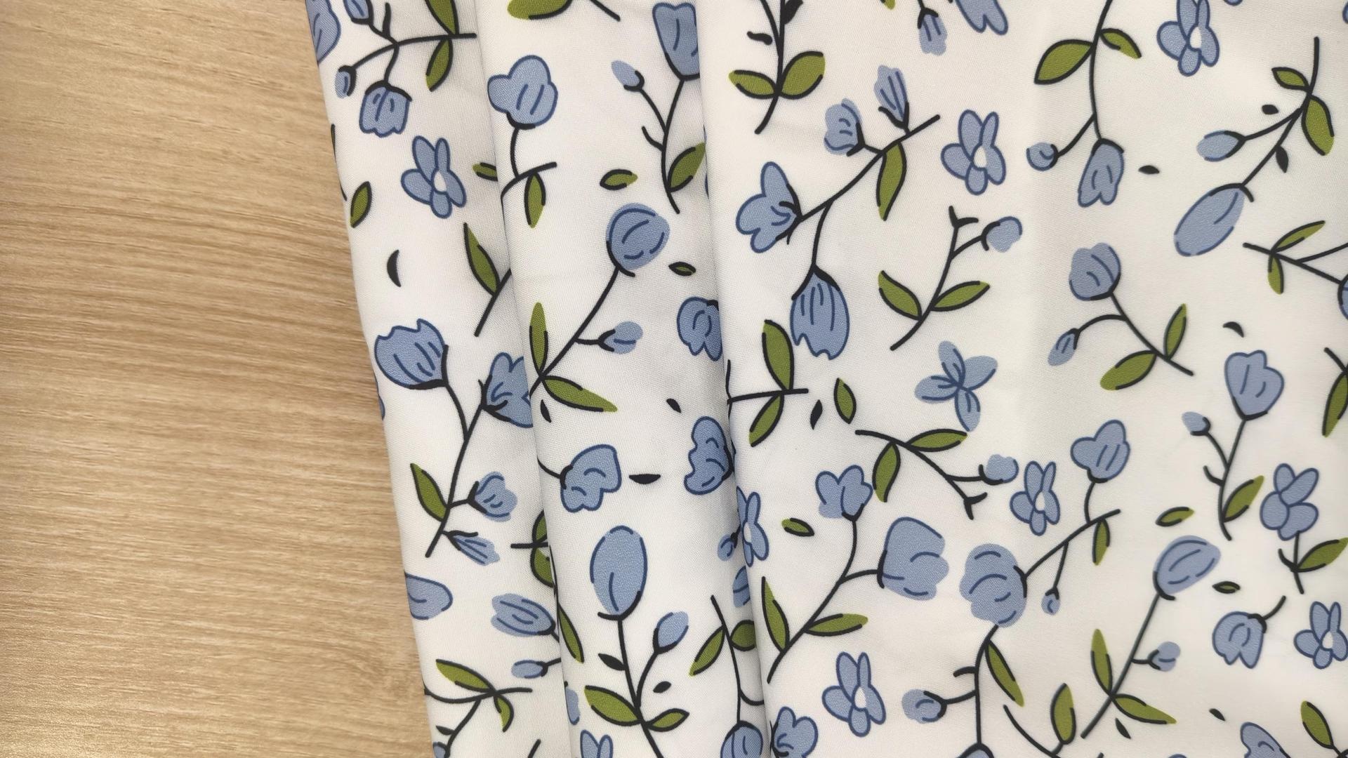 Elegant blommig klänning med v-ringning och puffärmar för plus size_voghion.com