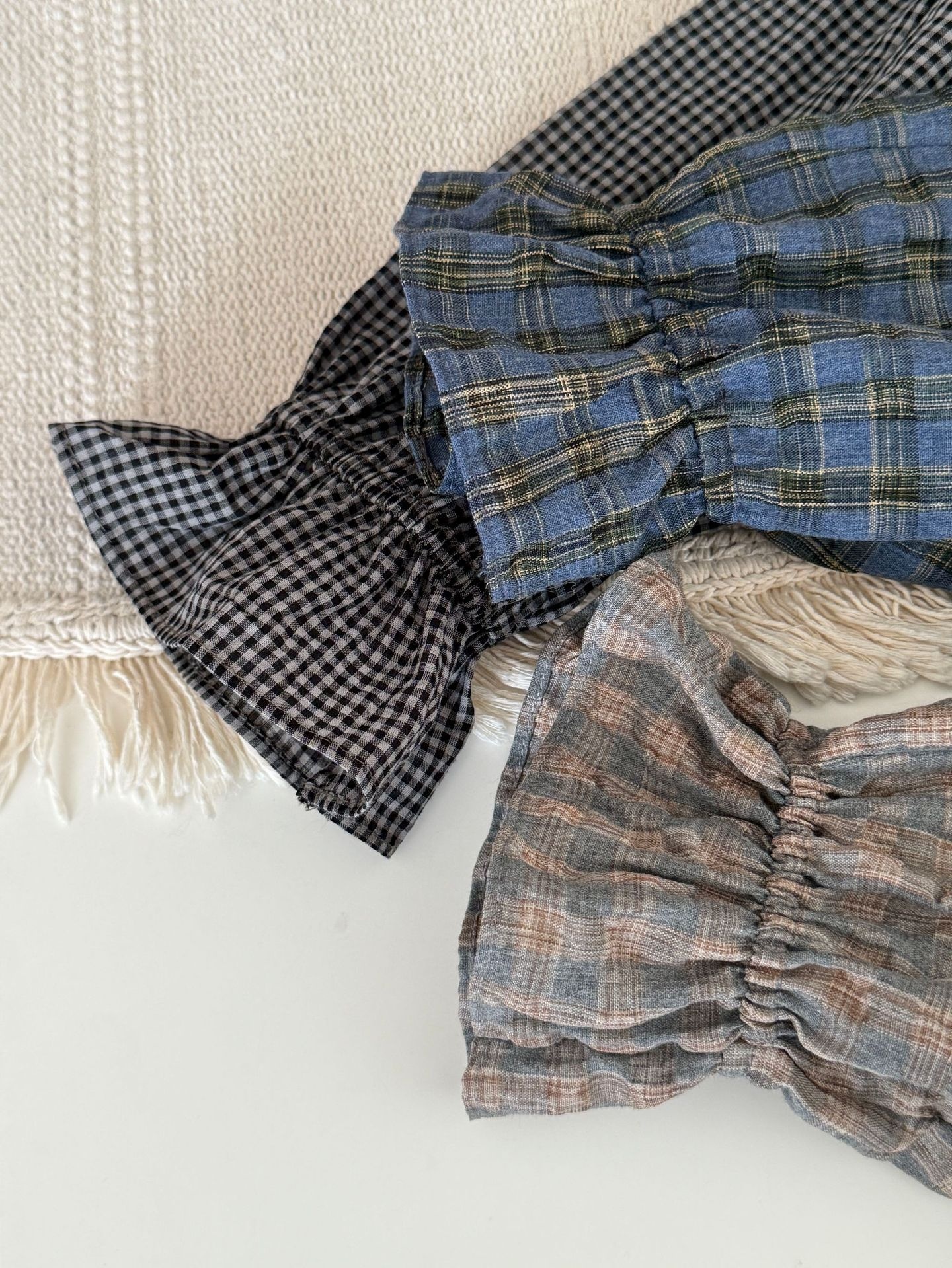 Camicia donna a quadri con scollo a v larga volant e pieghe_voghion.com