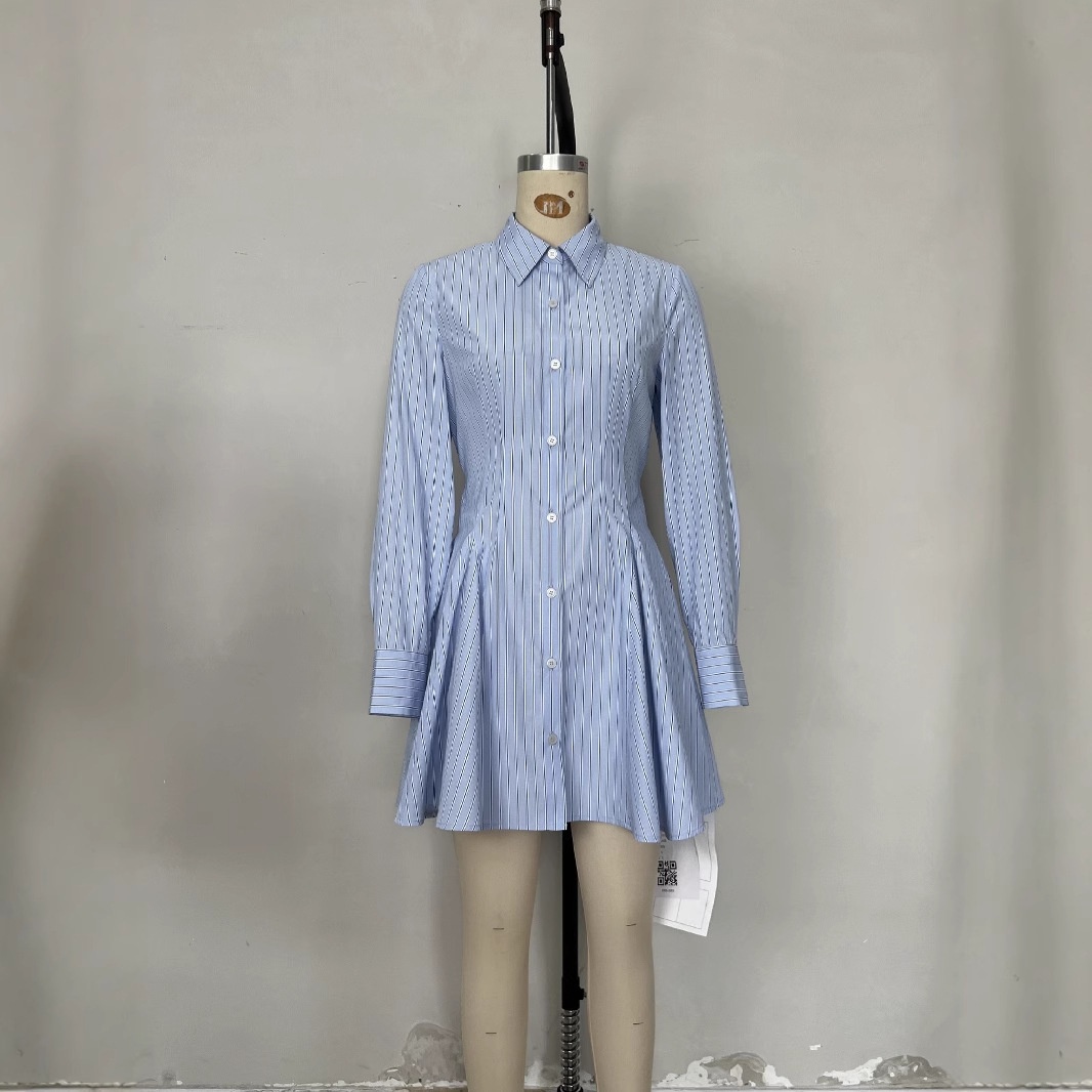 Design di bottoni in stile europeo e americano, maniche a tre quarti abbinate a gonna corta plissettata, transfrontaliero_voghion.com