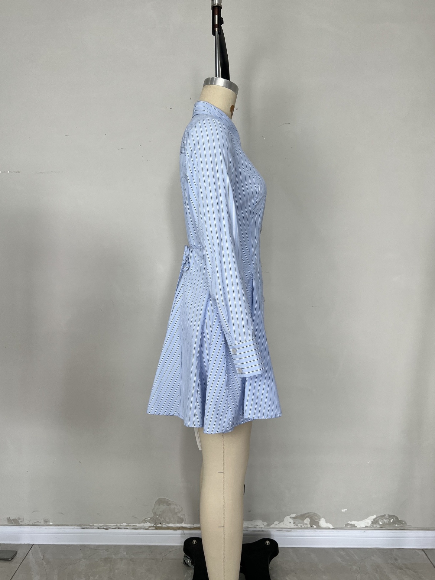 Abito donna moda con dettagli bottoni e maniche tre quarti_voghion.com