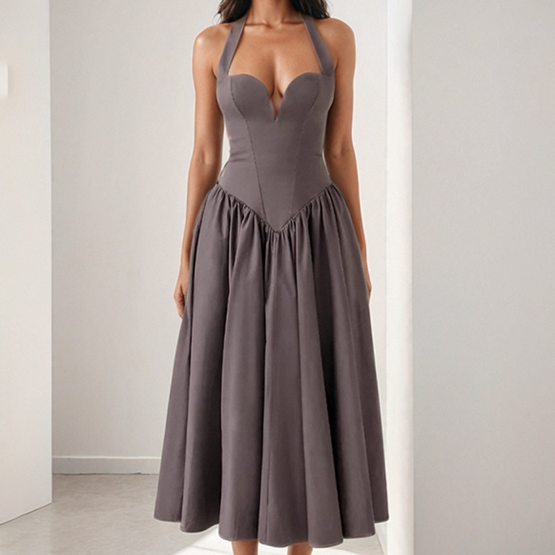 Elegant damklänning med halterneck och öppen rygg för fest_voghion.com