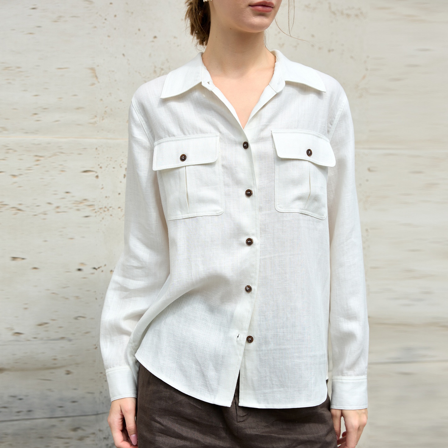 Camicia da donna in lino Tencel stile old money con colletto risvoltato e tasche da lavoro, ampia e versatile in cotone e lino per la primavera._voghion.com