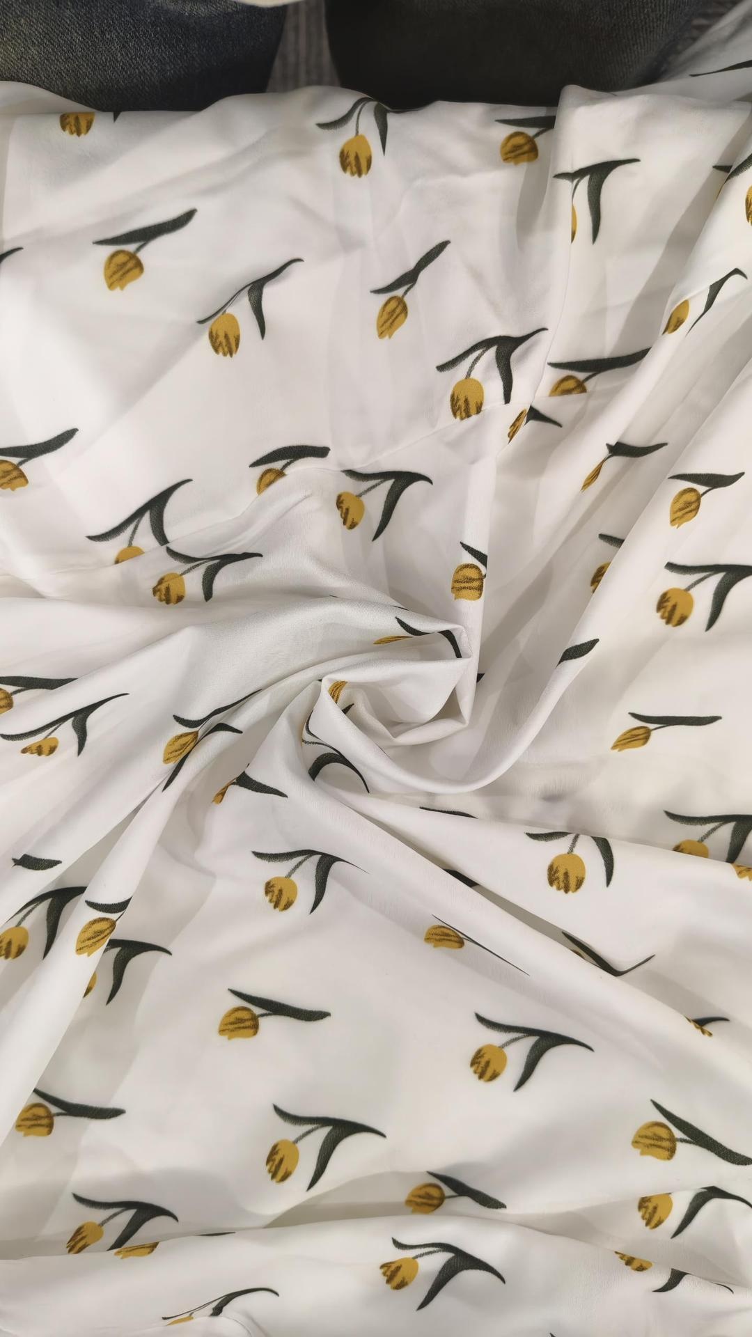Elegant blommig klänning med v-ringning och puffärmar för plus size_voghion.com