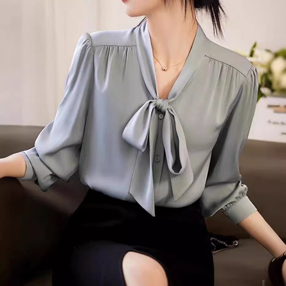 Camicia elegante a maniche lunghe in acetato con scollo a V francese, nuova collezione primavera 2026, con fiocco in nastro, per donna._voghion.com
