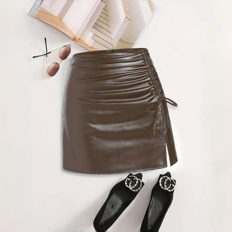 Falda de cuero dividida sexy de nuevo estilo primaveral, falda ultracorta de PU de talle alto, moderna y que estiliza la figura._voghion.com