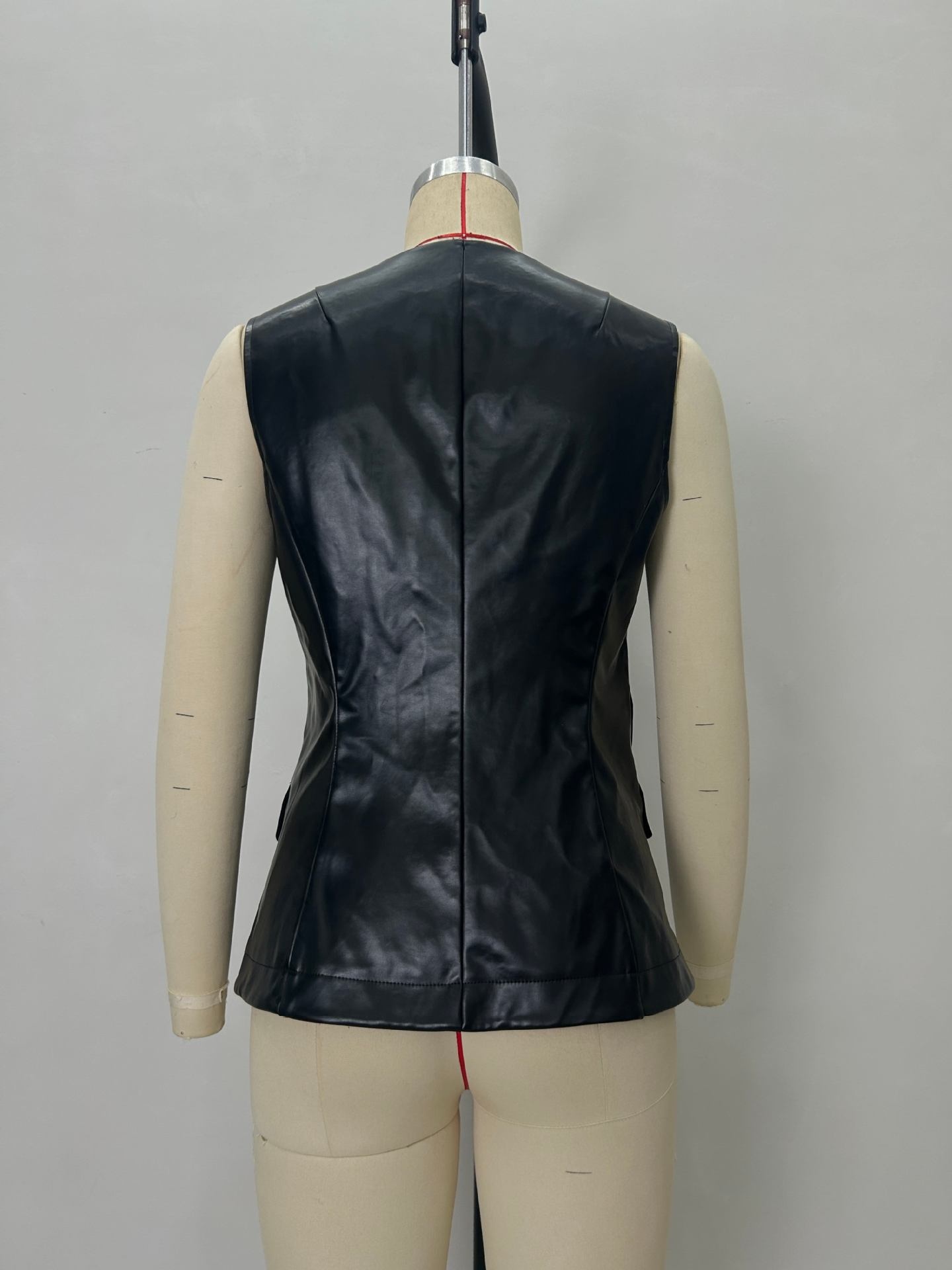 Damväst i svart konstläder med elegant design_voghion.com