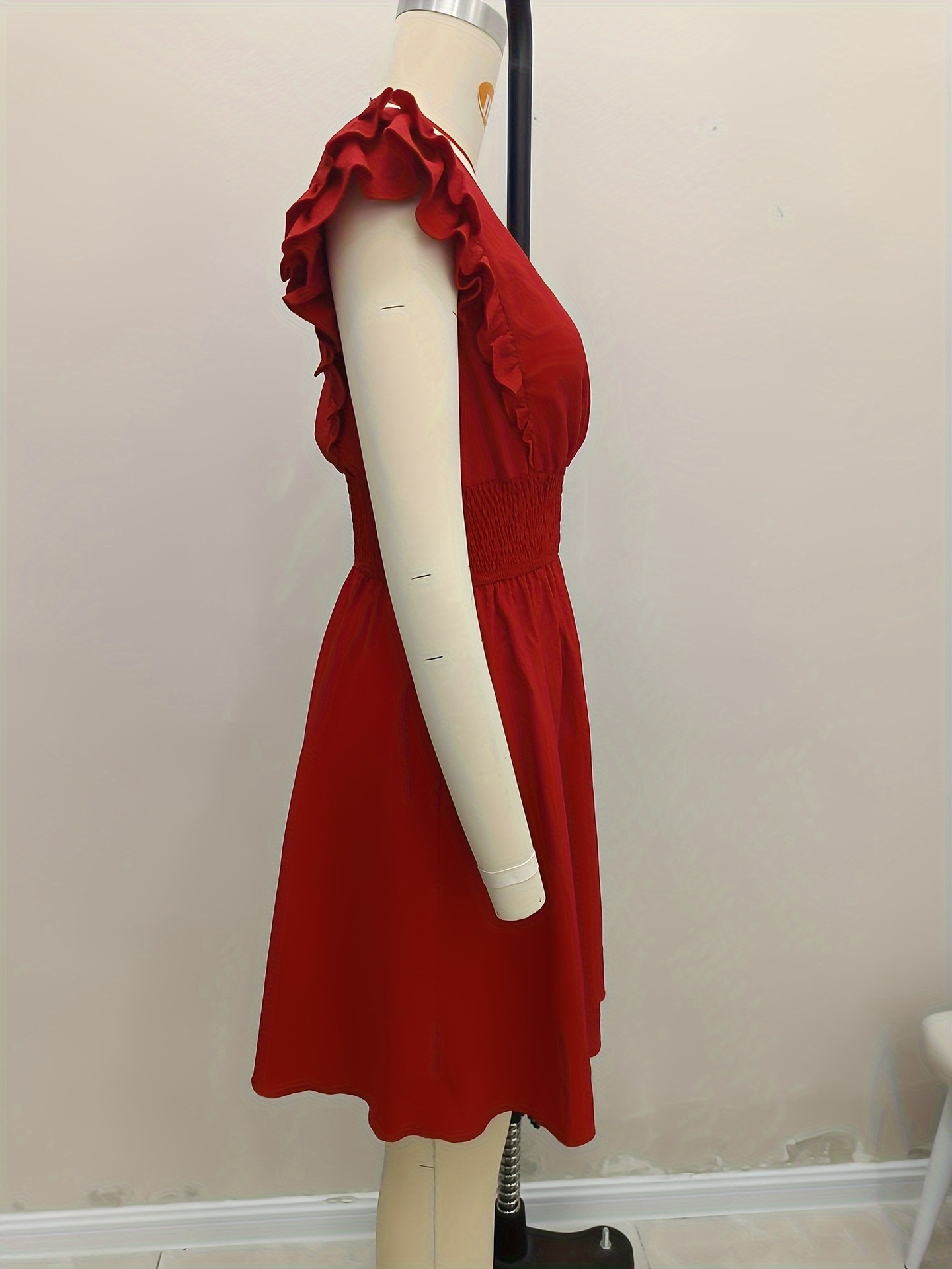 Nouvelle robe de vacances croisée à col en V plissée et coupe ajustée, ornée de volants et d'un col croisé, mettant en valeur la taille_voghion.com