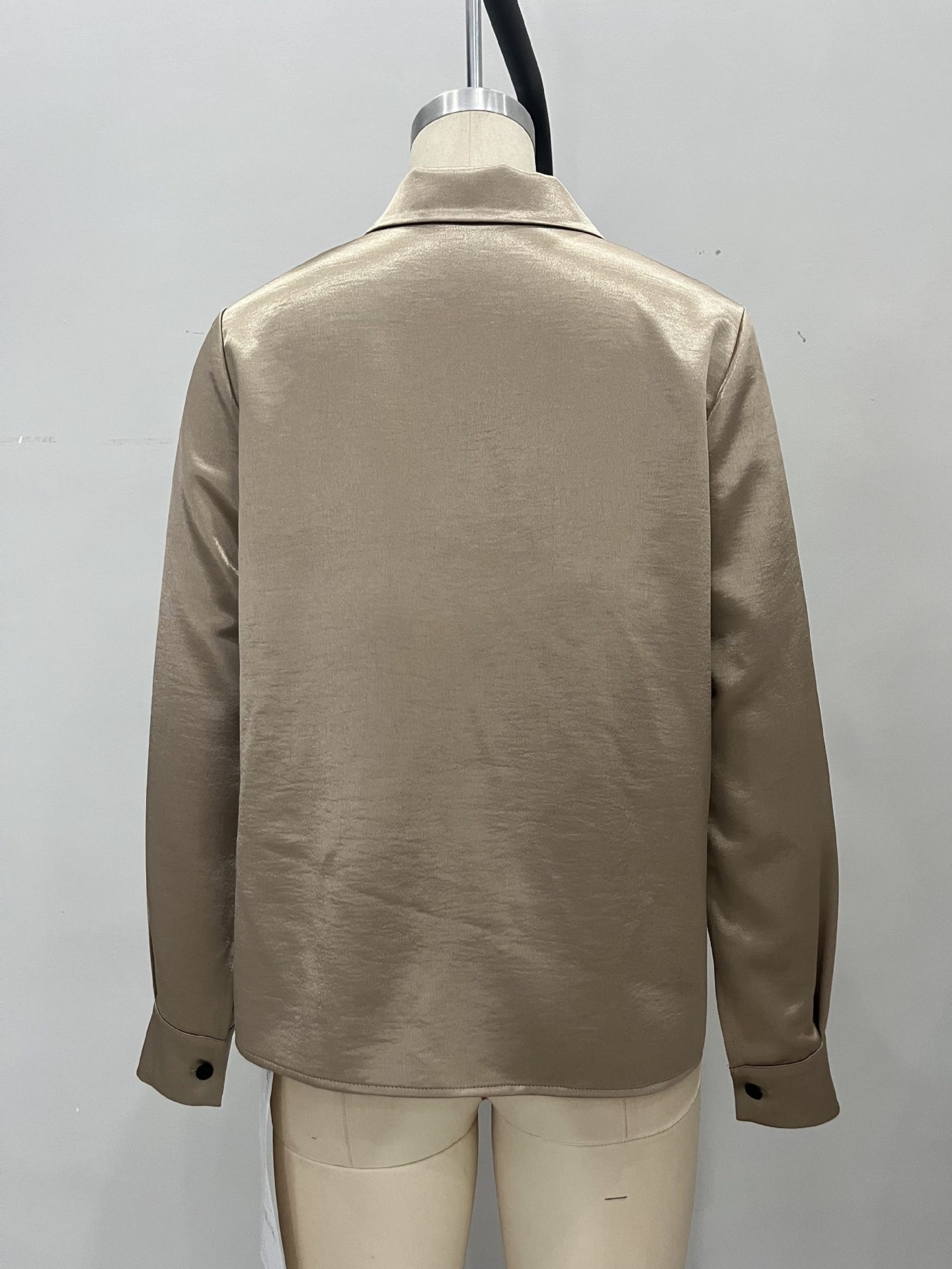 Elegant damblus med lång ärm och öppen front för hösten_voghion.com