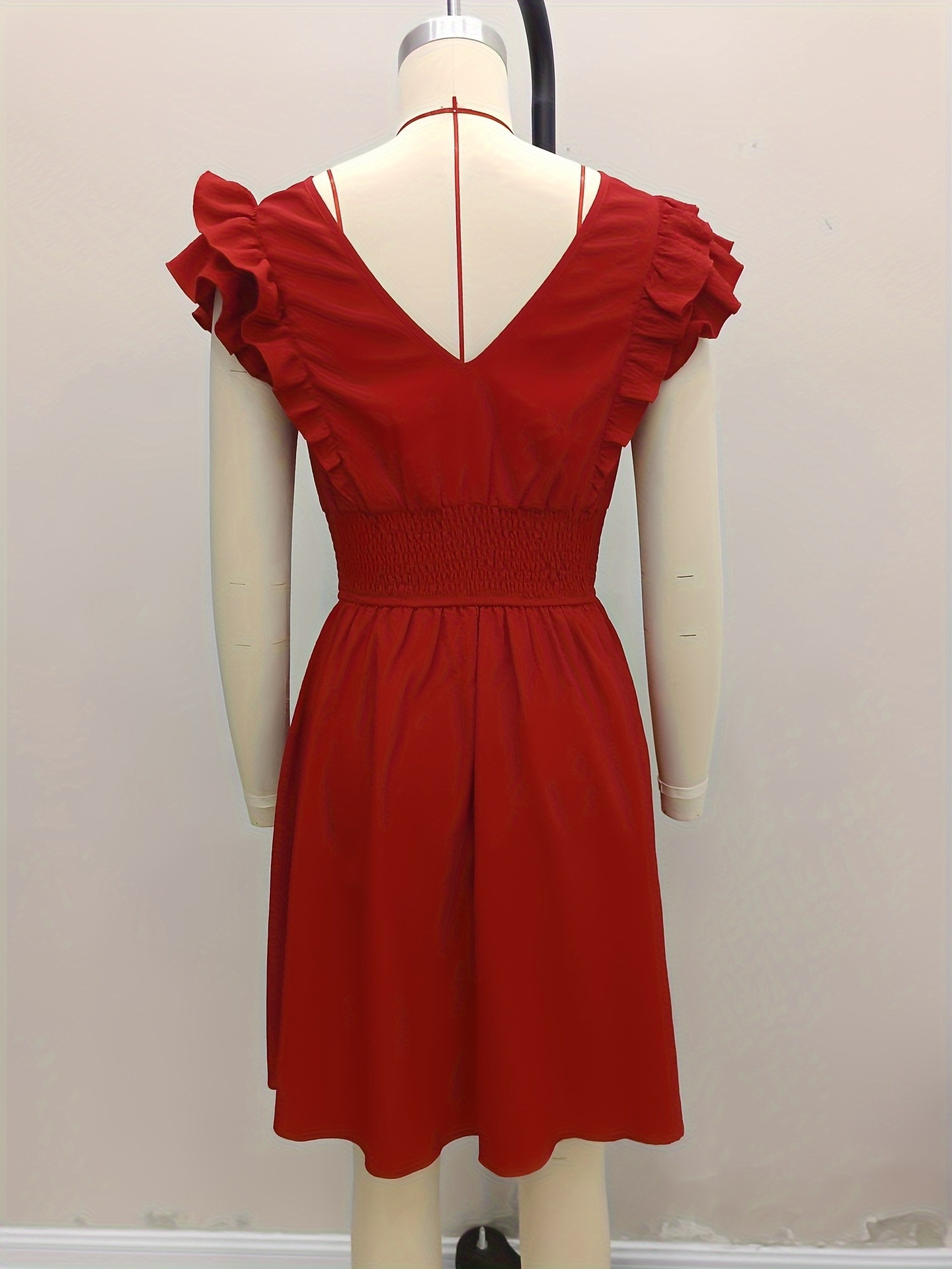 Nouvelle robe de vacances croisée à col en V plissée et coupe ajustée, ornée de volants et d'un col croisé, mettant en valeur la taille_voghion.com