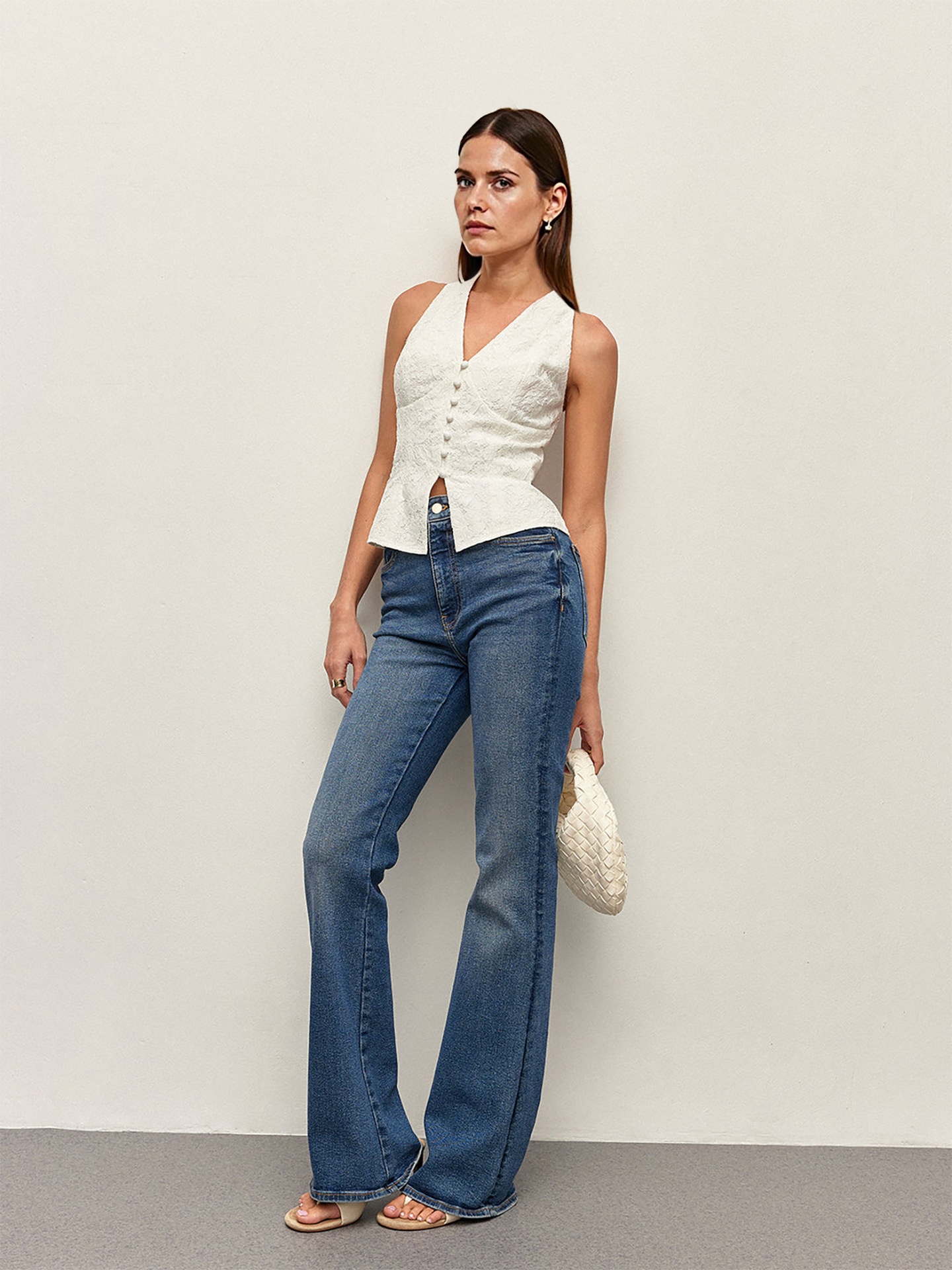 Chaleco de mujer con cuello en v y elegantes detalles de encaje_voghion.com