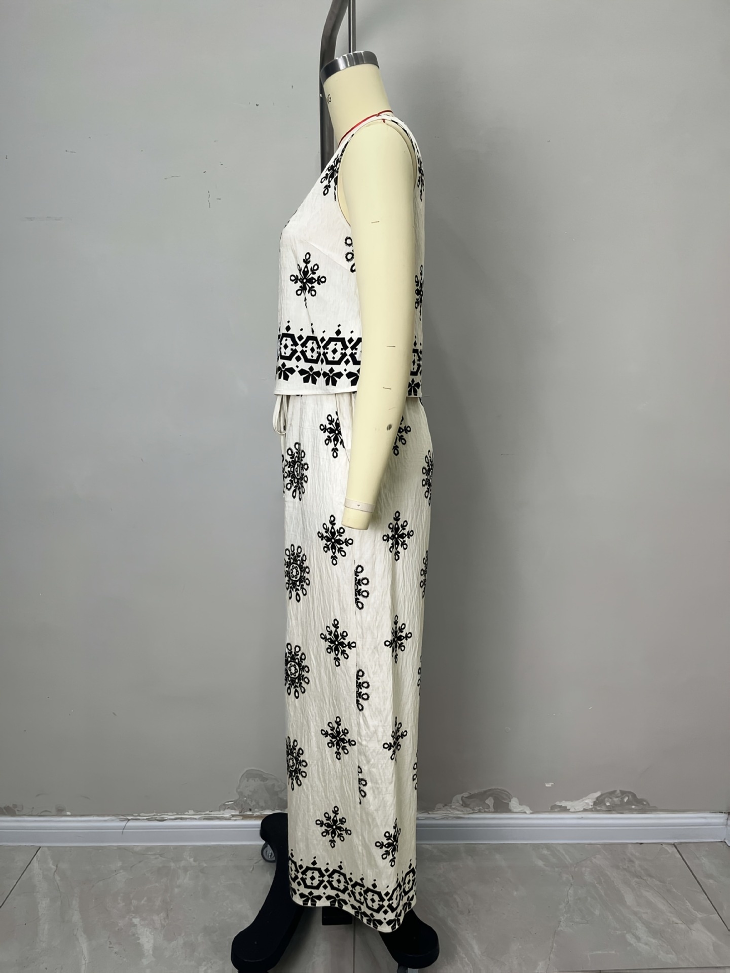 Conjunto lounge feminino estampado com botões e calça larga_voghion.com