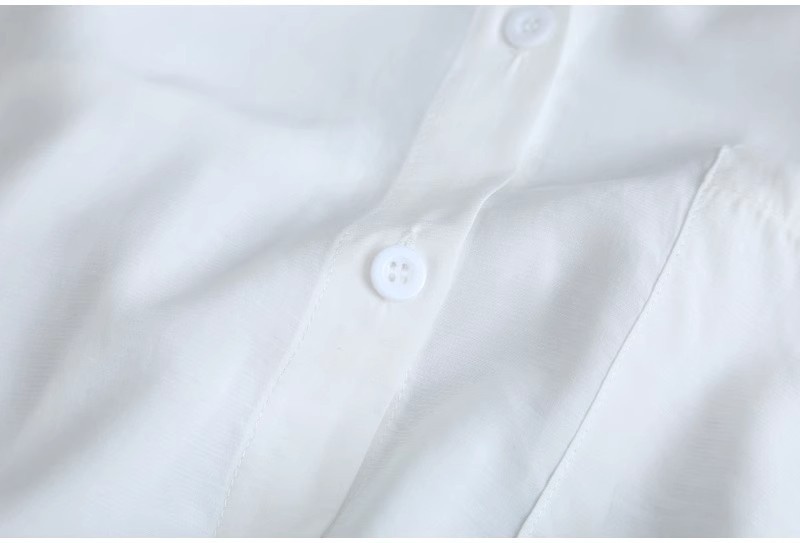 Camicia da donna bianca a tinta unita, media lunghezza, per esportazione transfrontaliera, estiva, casual, ampia, davanti corta, dietro lunga, ideale per il sole._voghion.com