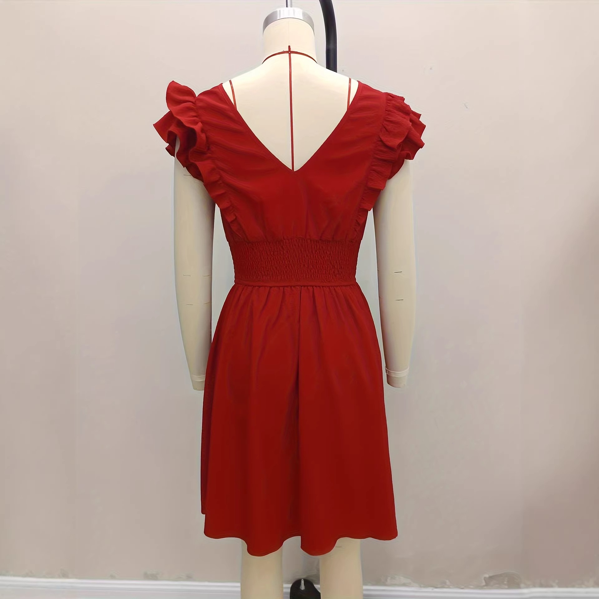 Nouvelle robe de vacances croisée à col en V plissée et coupe ajustée, ornée de volants et d'un col croisé, mettant en valeur la taille_voghion.com