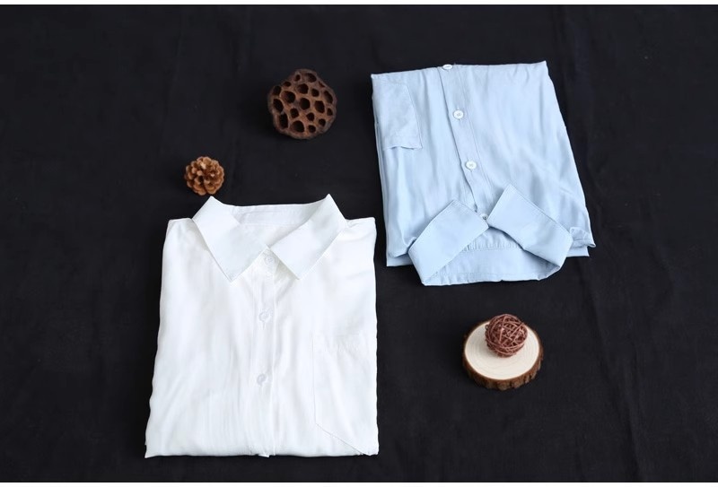 Camicia da donna bianca a tinta unita, media lunghezza, per esportazione transfrontaliera, estiva, casual, ampia, davanti corta, dietro lunga, ideale per il sole._voghion.com