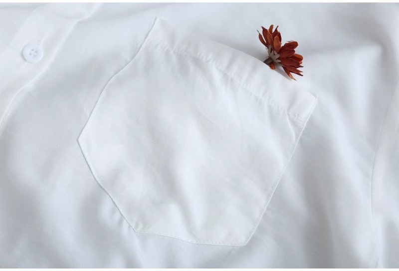 Camicia da donna bianca a tinta unita, media lunghezza, per esportazione transfrontaliera, estiva, casual, ampia, davanti corta, dietro lunga, ideale per il sole._voghion.com