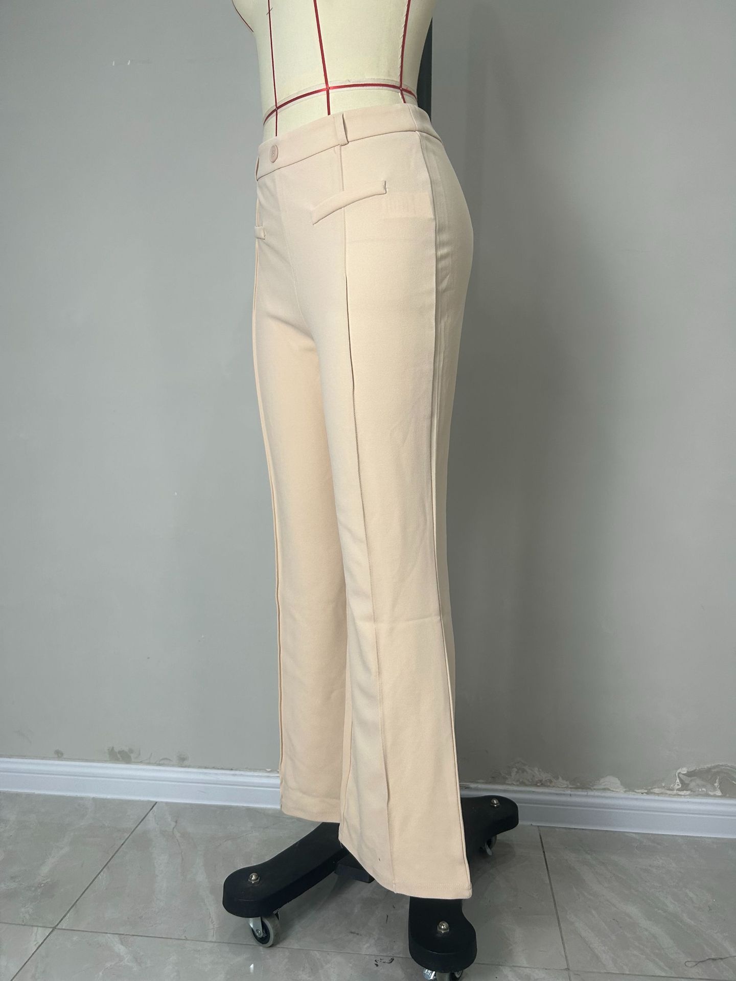 Calças flare femininas com bolsos frontais e tecido elástico_voghion.com