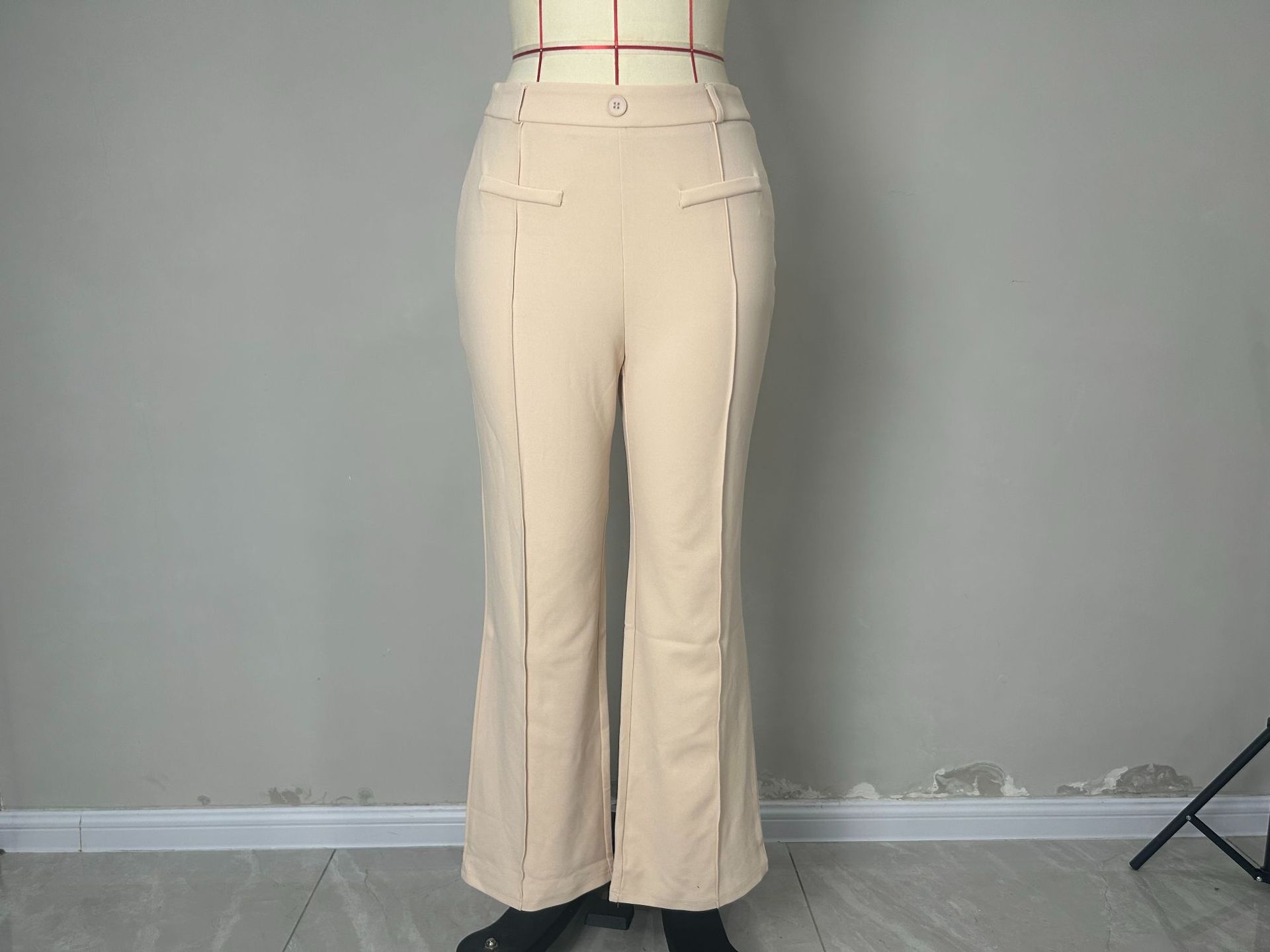 Calças flare femininas com bolsos frontais e tecido elástico_voghion.com