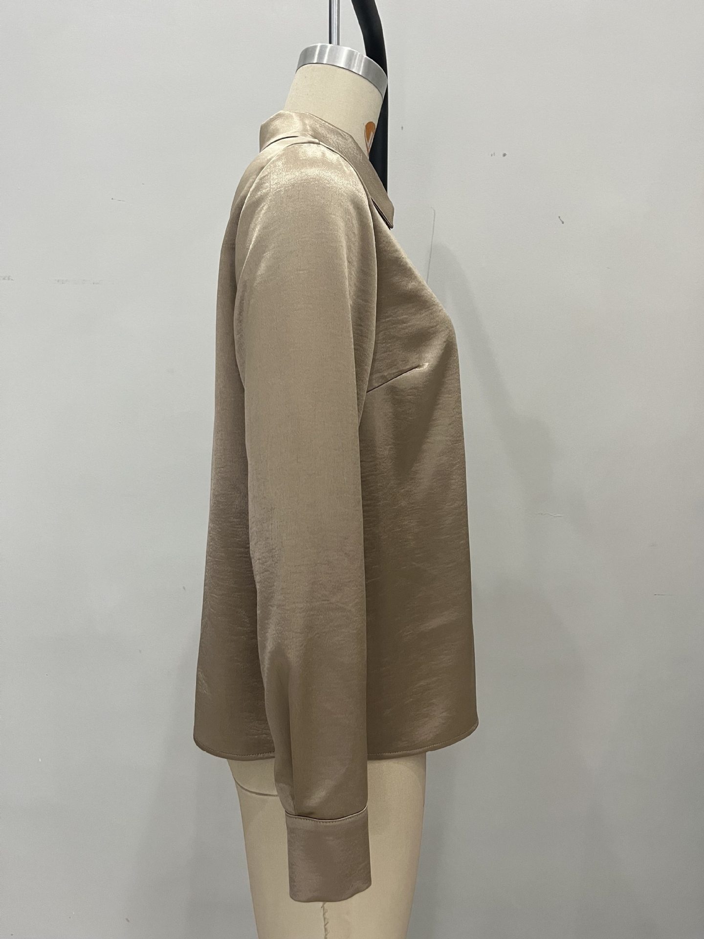 Elegant damblus med lång ärm och öppen front för hösten_voghion.com