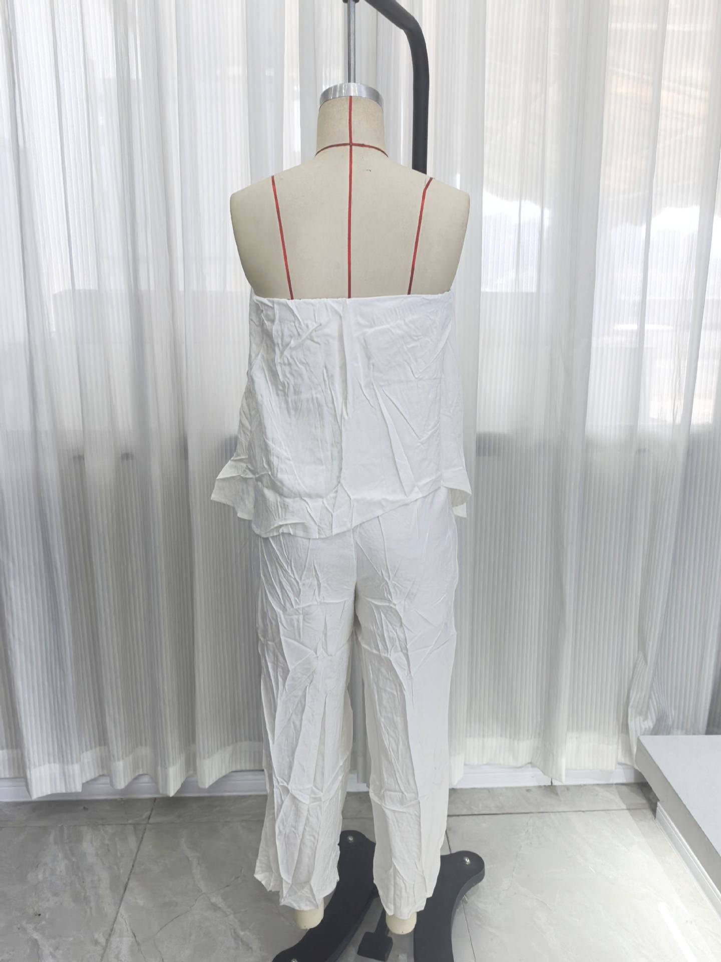 Macacão feminino tomara que caia com corte irregular verão_voghion.com