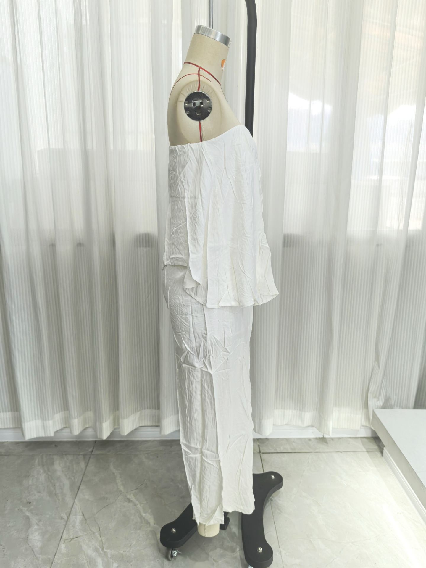 Macacão feminino tomara que caia com corte irregular verão_voghion.com