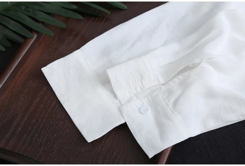 Camicia da donna bianca a tinta unita, media lunghezza, per esportazione transfrontaliera, estiva, casual, ampia, davanti corta, dietro lunga, ideale per il sole._voghion.com