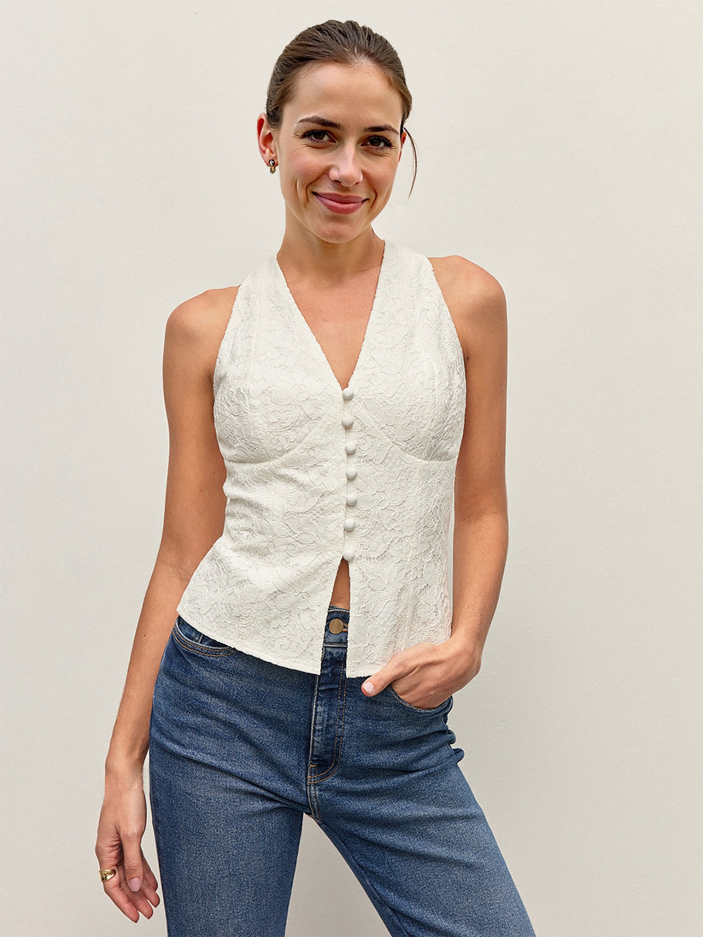 Chaleco de mujer con cuello en v y elegantes detalles de encaje_voghion.com