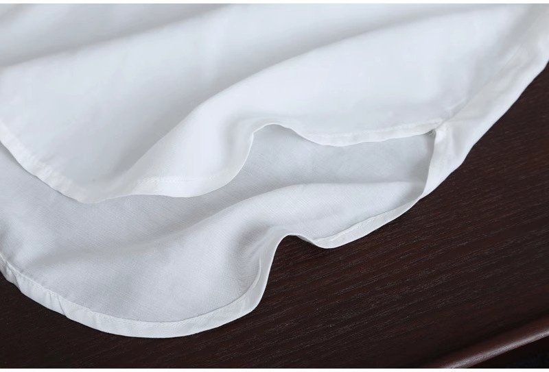 Camicia da donna bianca a tinta unita, media lunghezza, per esportazione transfrontaliera, estiva, casual, ampia, davanti corta, dietro lunga, ideale per il sole._voghion.com