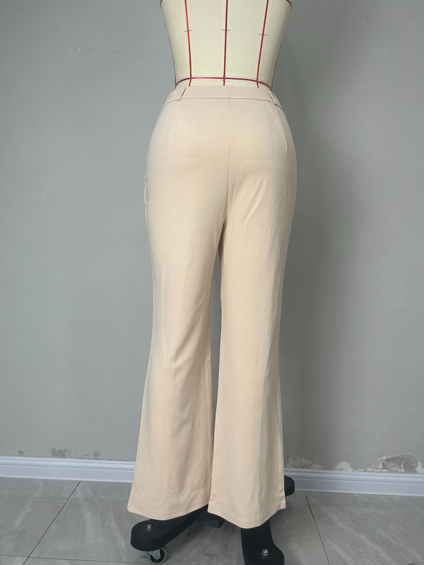 Calças flare femininas com bolsos frontais e tecido elástico_voghion.com