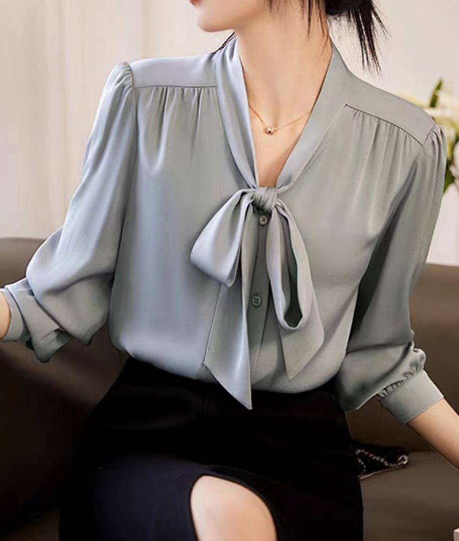 Camicia elegante da donna in acetato con scollo a v e fiocco_voghion.com
