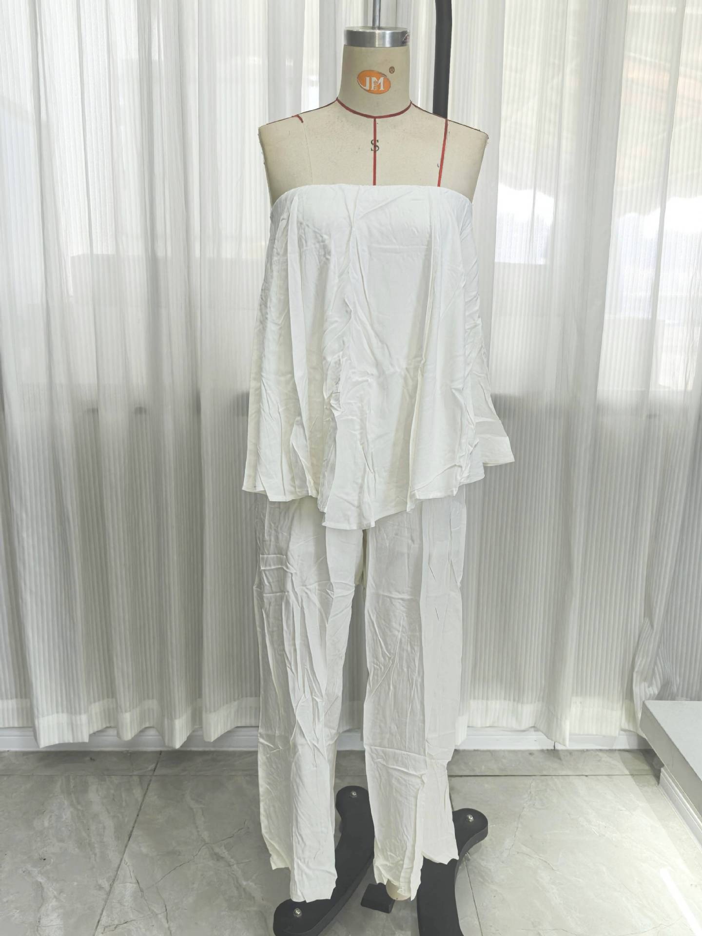Macacão feminino tomara que caia com corte irregular verão_voghion.com