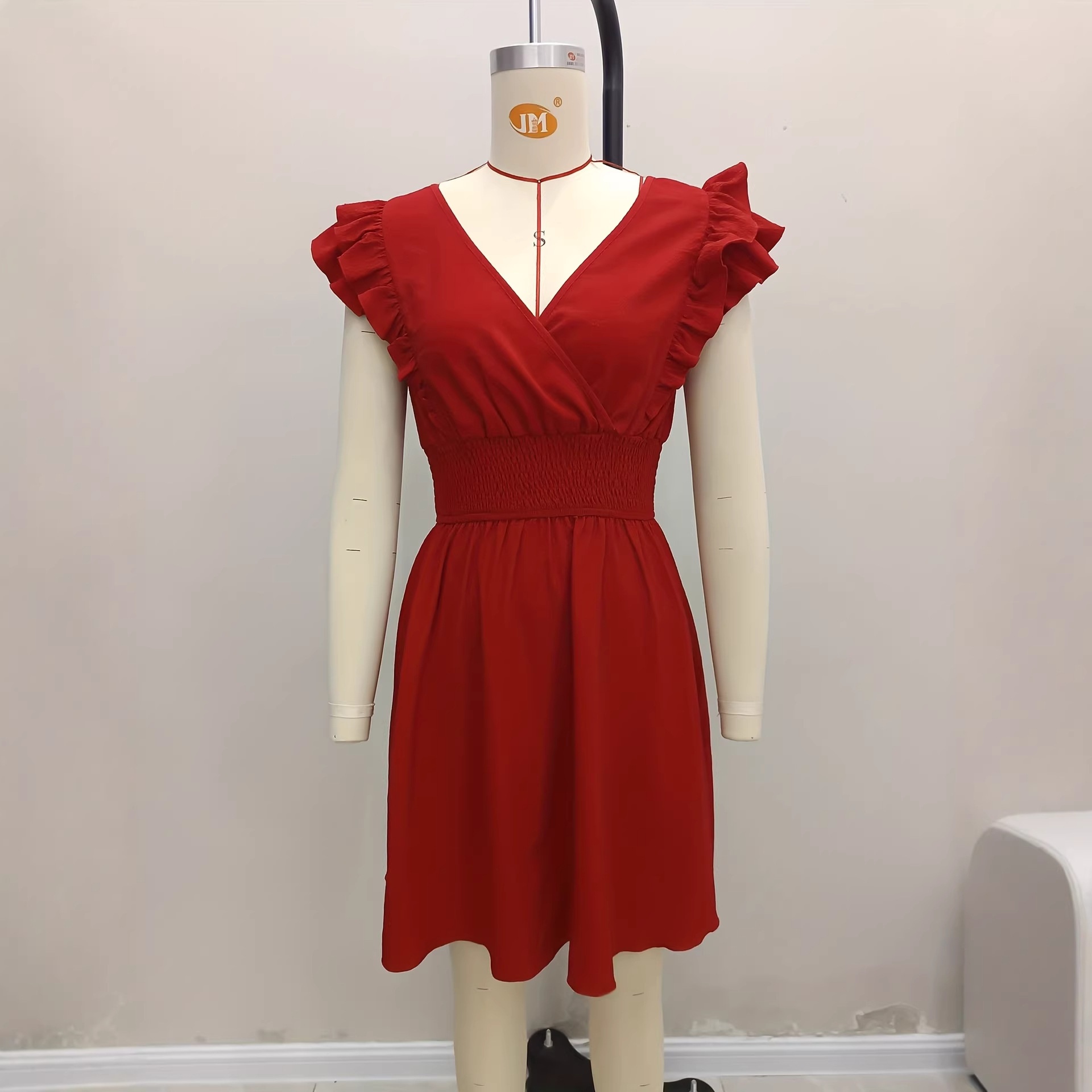 Nouvelle robe de vacances croisée à col en V plissée et coupe ajustée, ornée de volants et d'un col croisé, mettant en valeur la taille_voghion.com