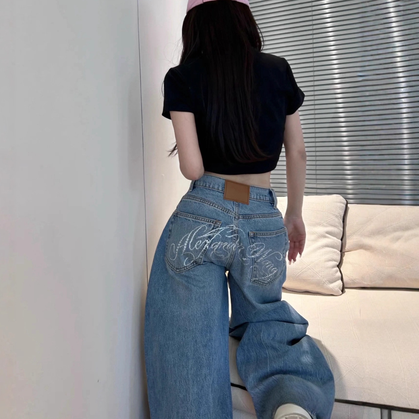 Shenzhen Nanyou Dawang 25 Spring High-End Women's Wear: Jeans With Rhinestone Design, Back Logo, Double Pockets, And_voghion.com