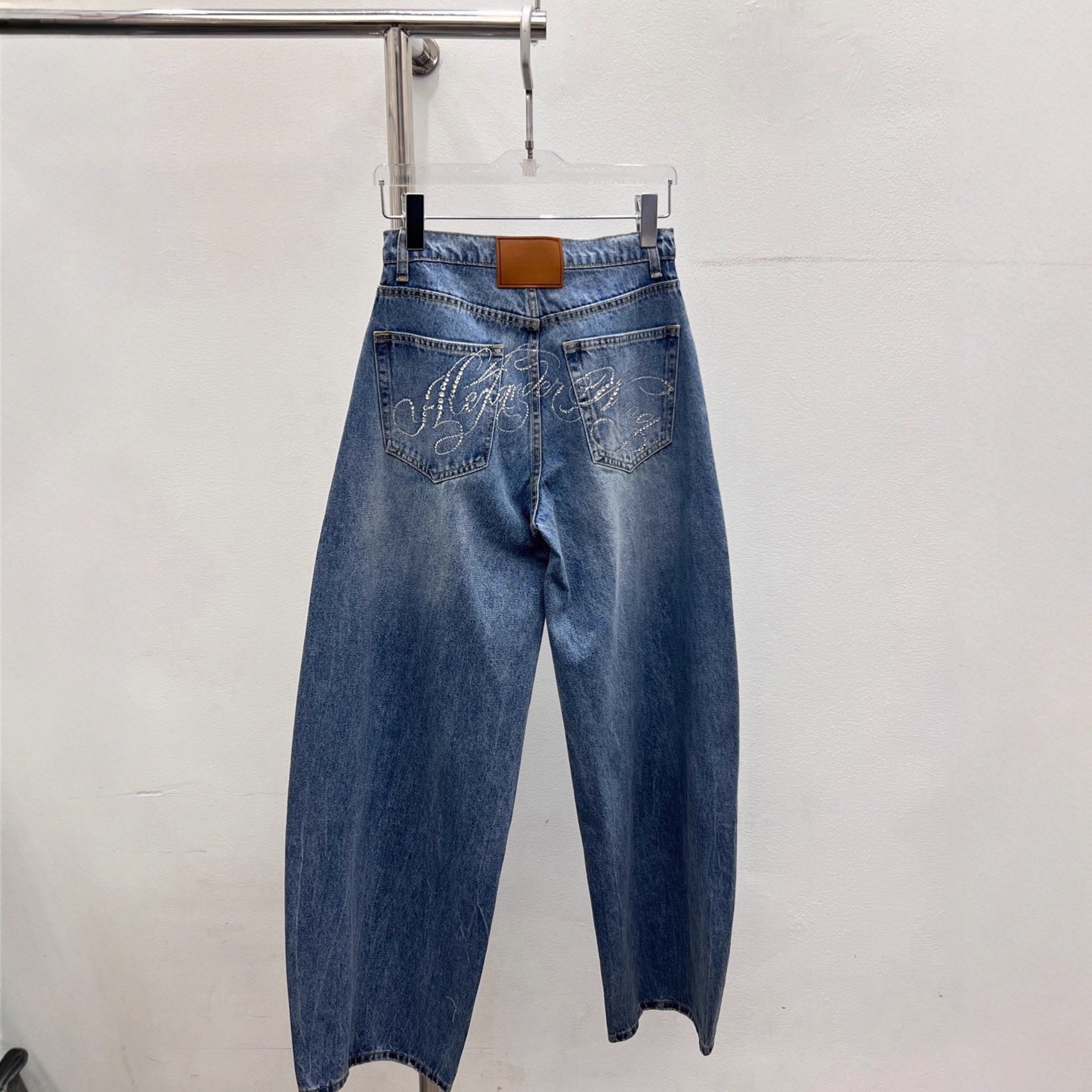 Shenzhen Nanyou Dawang 25 Spring High-End Women's Wear: Jeans With Rhinestone Design, Back Logo, Double Pockets, And_voghion.com