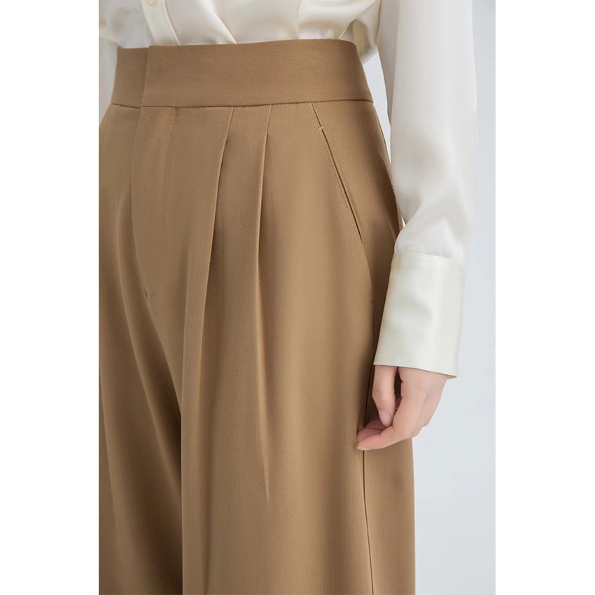 Calça feminina reta com caimento impecável, lisa e versátil, estilo harém, ideal para primavera e outono._voghion.com
