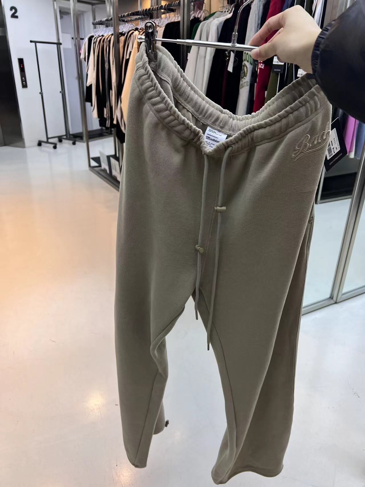 Women's Sweatpants American Retro Embroidery Soft Drapey Fit_voghion.com