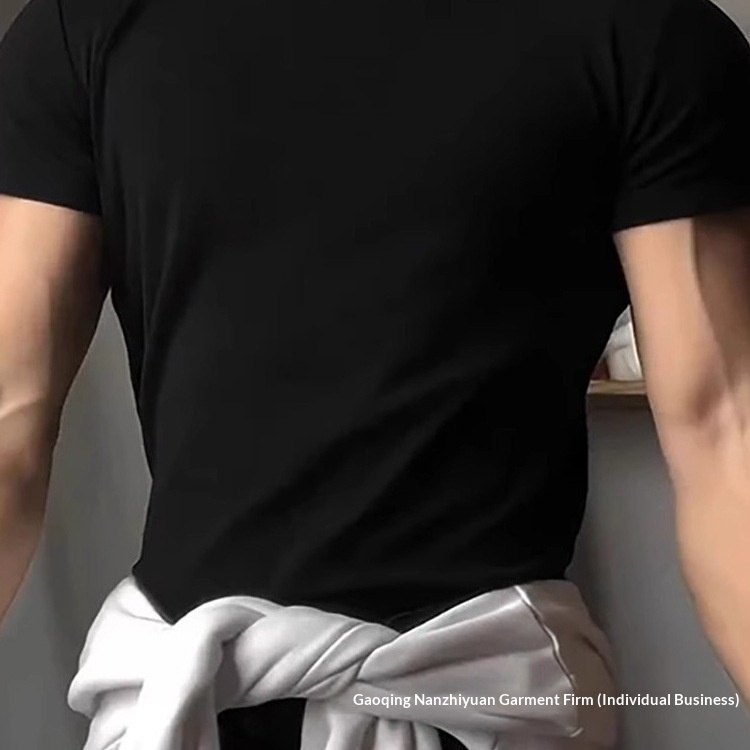 Maglietta nera da uomo che mette in mostra i muscoli, estiva, sportiva, elasticizzata, slim fit, corta, collo piccolo, mezza manica_voghion.com