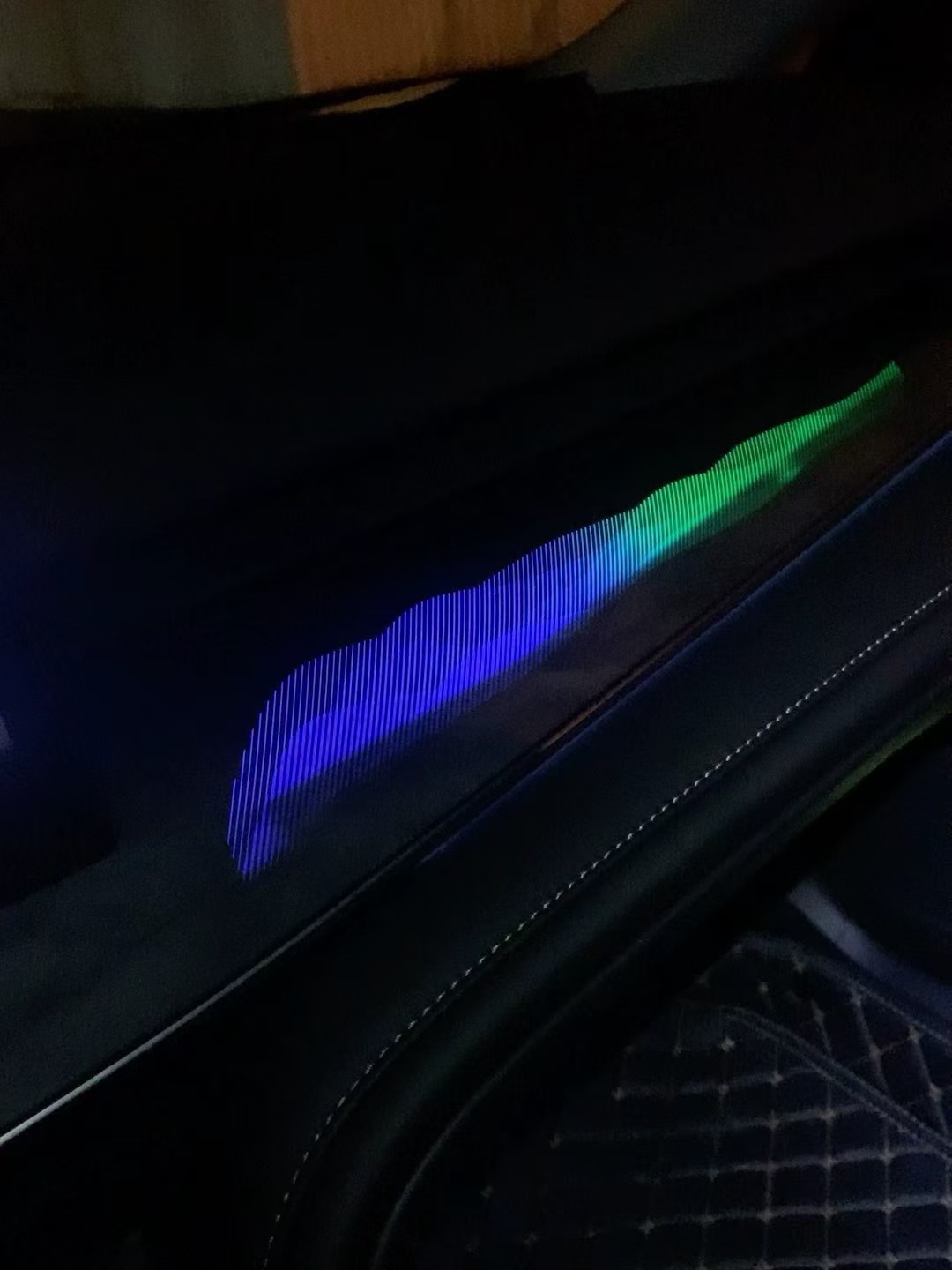 Passend für das Armaturenbrett des Toyota Phantom der 9. Generation (Beifahrerseite) und die Mittelkonsole des Toyota Camry (Modelljahr 2024) mit blau-weiß-roter Beleuchtung._voghion.com