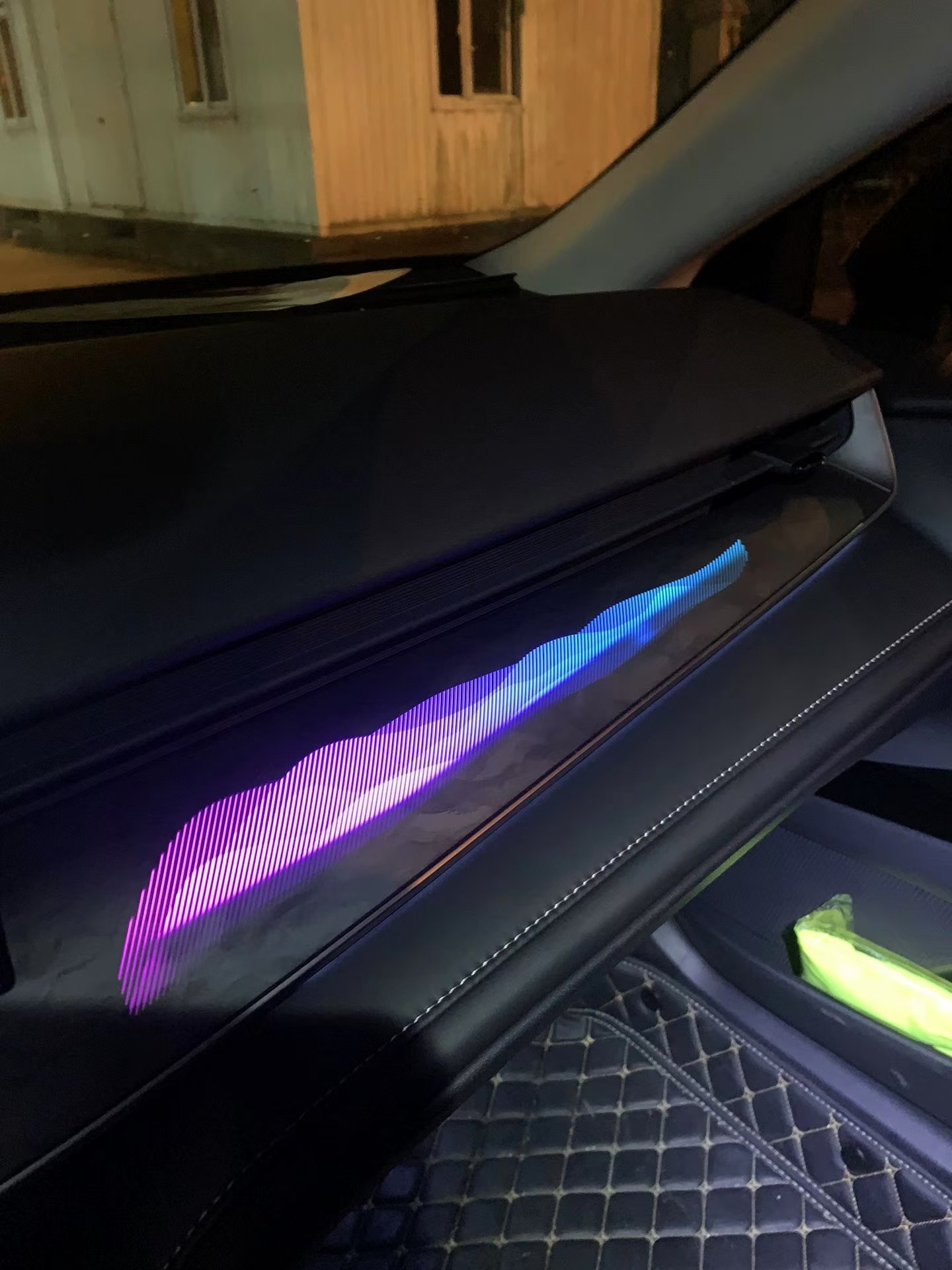 Passend für das Armaturenbrett des Toyota Phantom der 9. Generation (Beifahrerseite) und die Mittelkonsole des Toyota Camry (Modelljahr 2024) mit blau-weiß-roter Beleuchtung._voghion.com