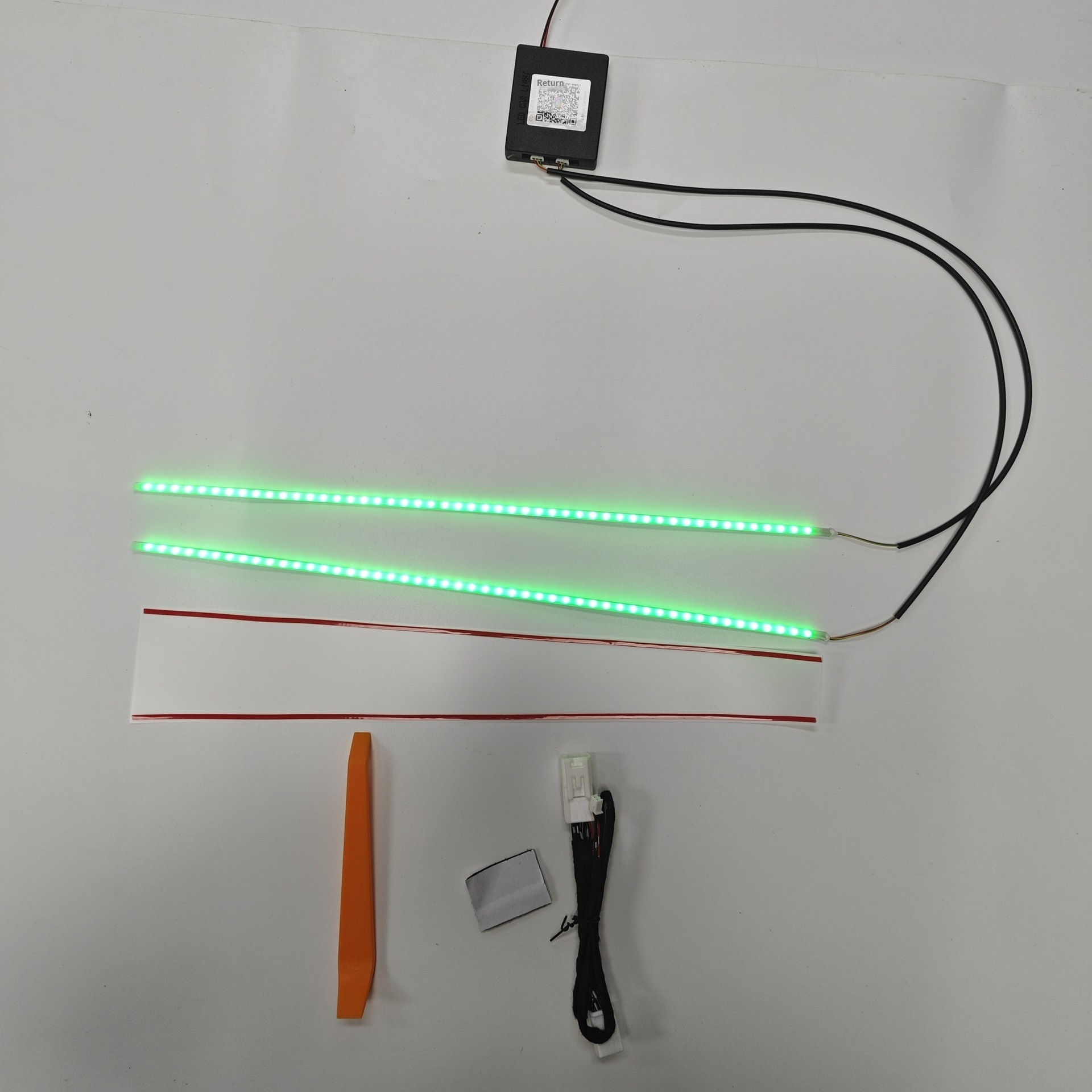 Passend für das Armaturenbrett des Toyota Phantom der 9. Generation (Beifahrerseite) und die Mittelkonsole des Toyota Camry (Modelljahr 2024) mit blau-weiß-roter Beleuchtung._voghion.com