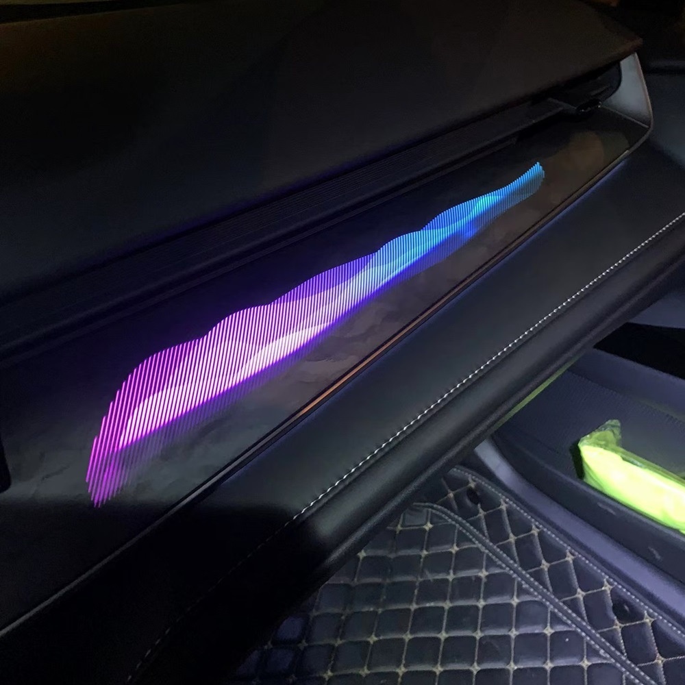 Passend für das Armaturenbrett des Toyota Phantom der 9. Generation (Beifahrerseite) und die Mittelkonsole des Toyota Camry (Modelljahr 2024) mit blau-weiß-roter Beleuchtung._voghion.com