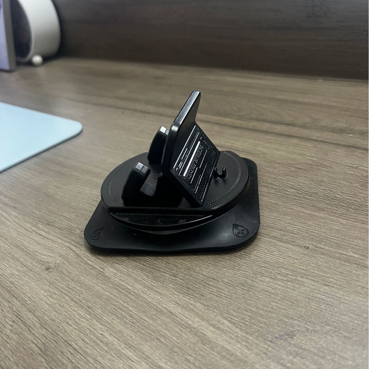 Handyhalterung für das Armaturenbrett/die Mittelkonsole des neuen Automodells 2025: Drehbar, verstellbar, mit stabiler Navigationshalterung_voghion.com